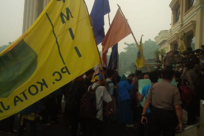 Aksi demo mahasiswa di DPRD Provinsi Jambi